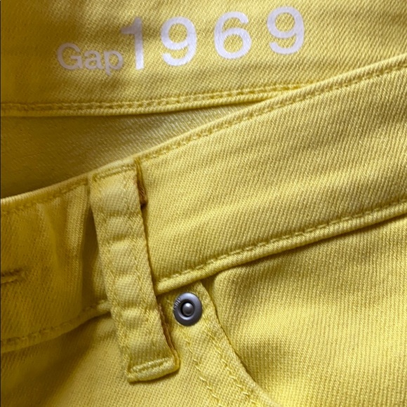 ✨BRAND NEW✨ GAP 1969 NEON YELLOW LOW RISE DENIM SHORTS FOR SUMMER - Picture 9 of 10